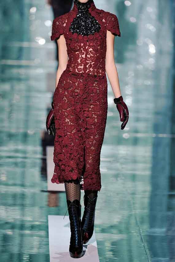 Винено червена рокля дантела от колекцията на Marc Jacobs за есен-зима 2011