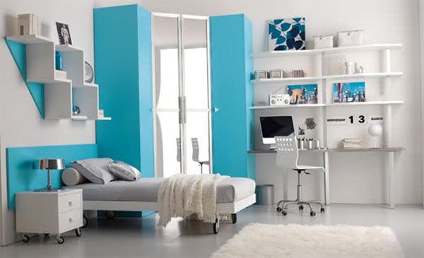 Детска стая за момиче с дизайн в бяло и синьо