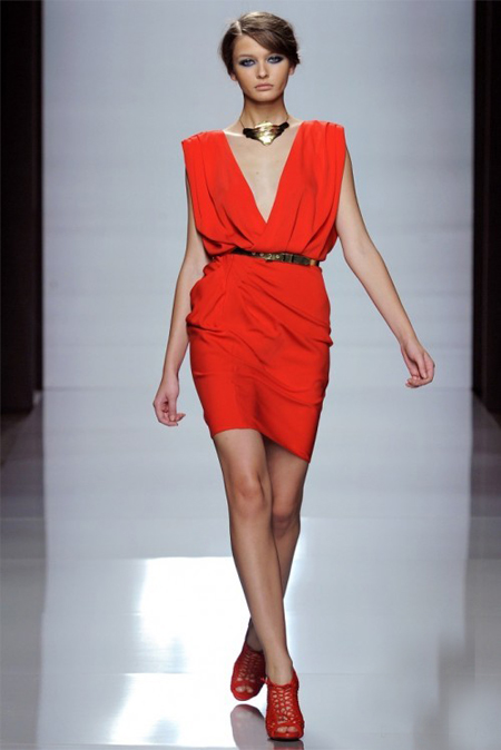 Къса червена семпла рокля с дълбоко остро деколте Еmanuel Ungaro пролет 2012