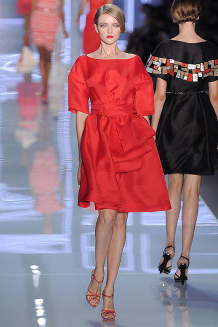 Коктейлна рокля в червено с равно деколте Сhristian Dior пролет 2012