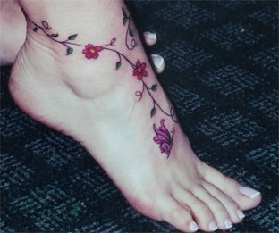 Нежна татуировка около глезена с малки цветчета