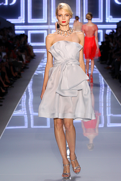 Бледо сива рокля с панделка без презрамки Dior Пролет-Лято 2012