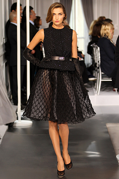 Разкроена пола с тясно късо сако в черно Haute Couture на Dior за Пролет-Лято 2012
