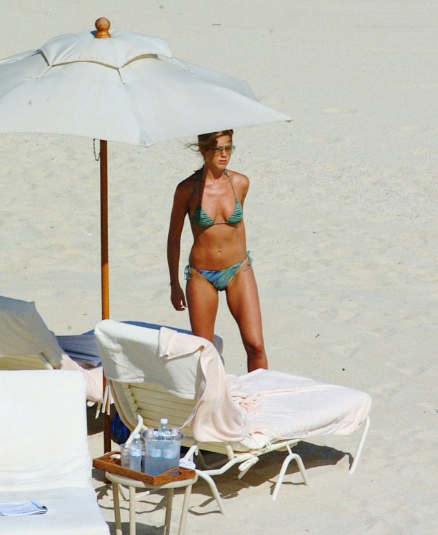 Дженифър Анистън показва перфектно тяло на плажа