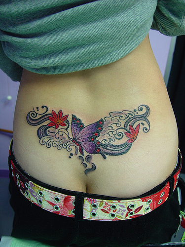 Цветна татуировка на кръста пеперуда с облаци и цветя