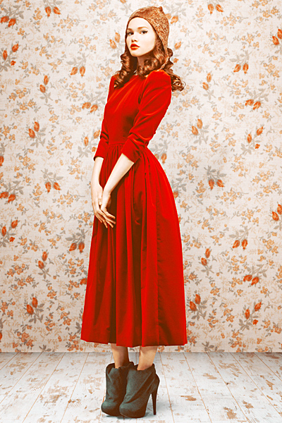 Изчистена ярко червена рокля с ръкав 3/4 Ulyana Sergeenko есен-зима 2011