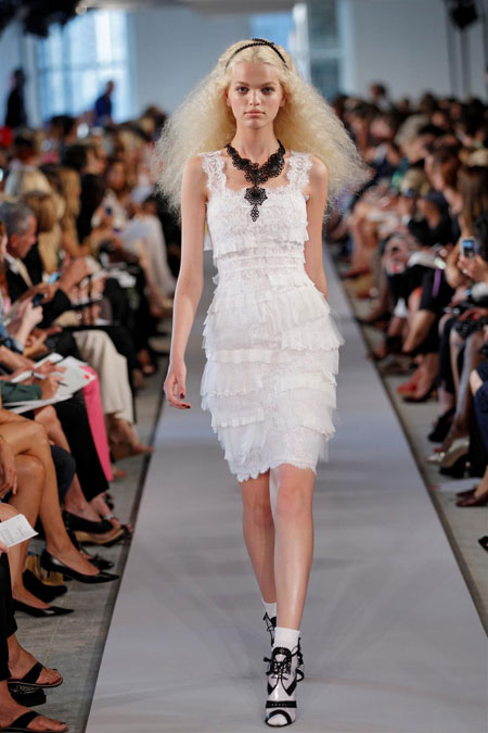 Бяла рокля от дантела на волани къса Oscar De La Renta пролет 2012