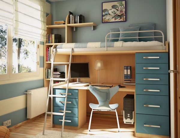 Детска стая за момче на малко пространство с легло със стълба