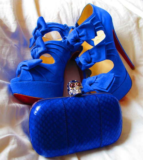 Малка твърда чанта бижу в синьо и високи обувки с възли Alexander McQueen