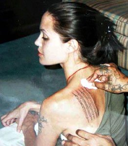 Правене на една от големите татуировки на Анджелина