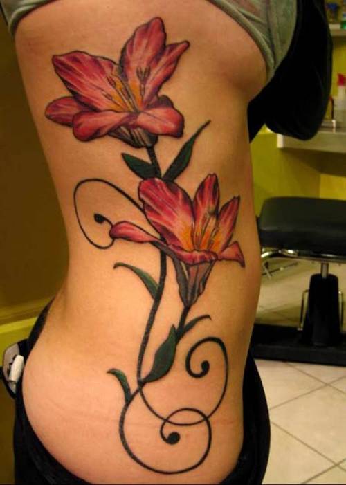 Татуировка две големи цветя отстрани на тялото