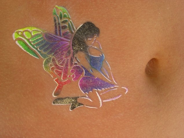 Красива татуировка фея в искрящи цветове