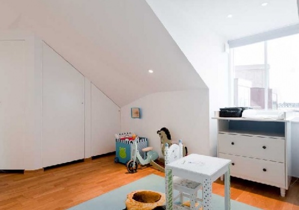 Детска стая със скосен таван