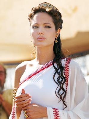 Анджелина Джоли в ролята на майката на завоевателя Александър в едноименния филм
