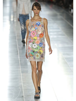 Къса рокля с добре оформени цветя Christopher Kane пролет-лято 2012