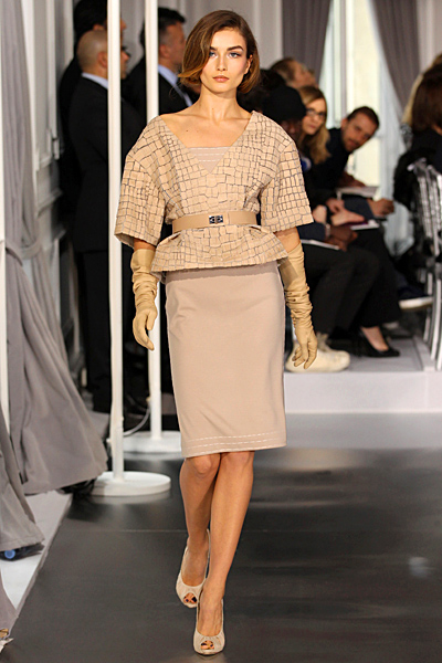 Бежов права рокля с късо сако с колан Haute Couture на Dior за Пролет-Лято 2012