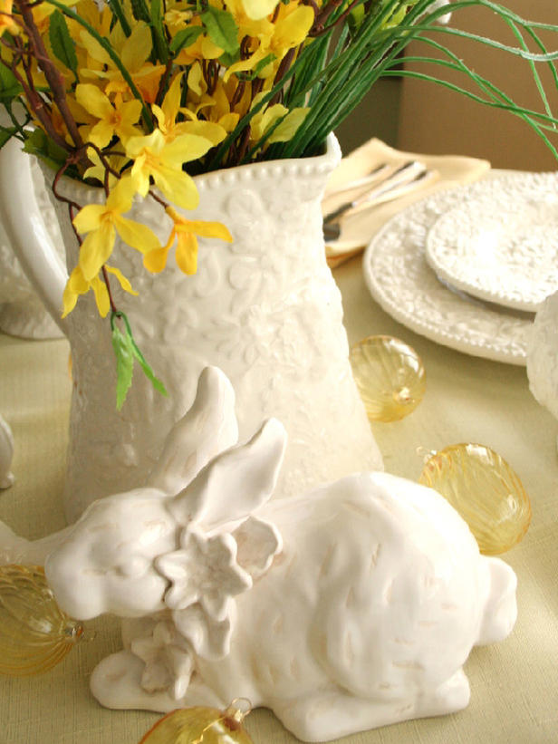 Декорация за маса на Великден с жълти цветя в бяла ваза