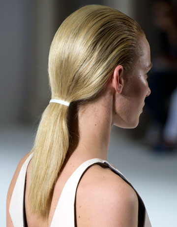 Елегантна прическа загладена назад коса в ниска опашка ревю Ports пролет 2012