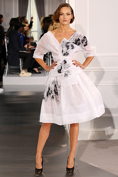 Бяла разкроена рокля с паднали рамене и остро деколте Haute Couture на Dior за Пролет-Лято 2012