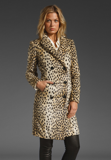 Палто над коляното леопардов принт с два реда копчета Juicy Couture зима 2011 2012