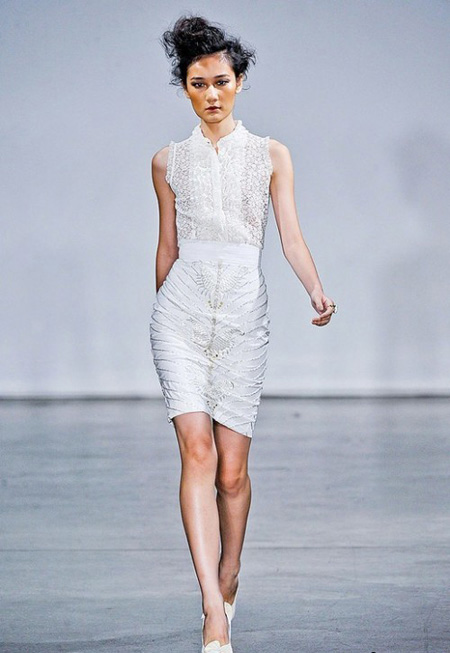 Бяла къса рокля по тялото с плътна дантела  L Wrenn Scott пролет 2012