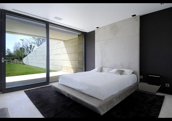 модерна спалня със стъклена стена
