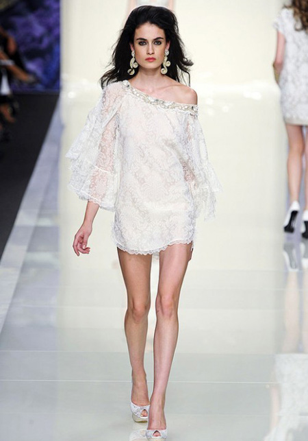 Мини бяла рокля дантела с голо рамо Roccobarocco пролет 2012