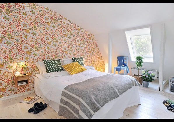 модерна спалня с флорален тапет