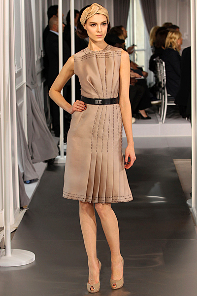 Бежова рокля с плисе с колан Haute Couture на Dior за Пролет-Лято 2012