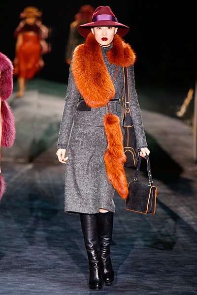 Права пола под коляното и дълго сако в сиво Gucci Есен-Зима 2011