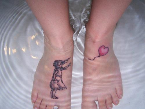 Татуировка момиче с балон сърце