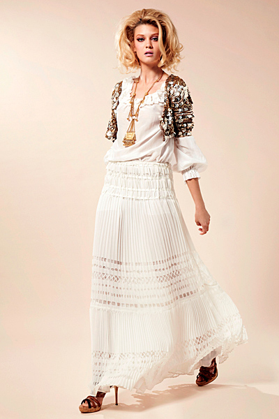 Дълга бяла пола и бял топ с къса жилетка с пайети Предпролетна колекция Blumarine за 2012