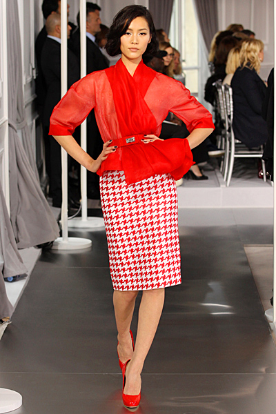 Червена пипитена пола и ефирна риза Haute Couture на Dior за Пролет-Лято 2012