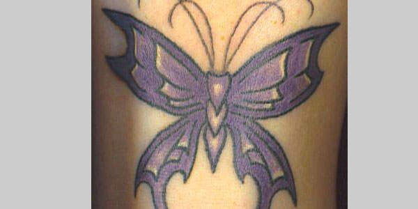 Татуировка лилава пеперуда на китката