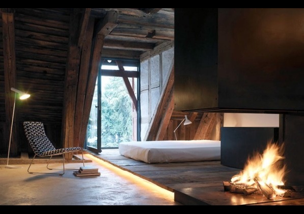 дървен интериор на модерна спалня