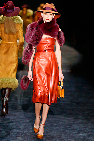 Кожена рокля в оранжево Gucci Есен-Зима 2011