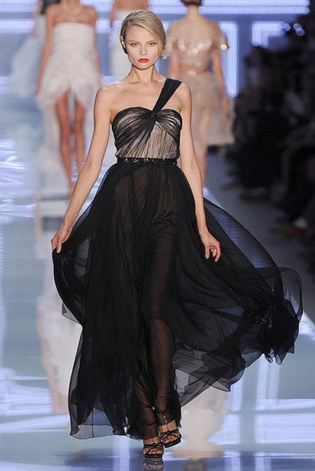 Дълга ефирна рокля в черно с корсет и една презрамка Christian Dior пролет 2012
