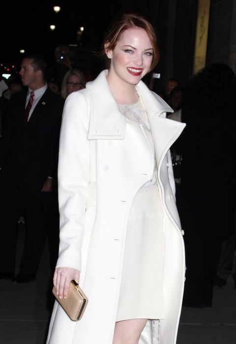 Ема Стоун в бяла рокля с бяло палто