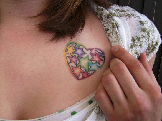 Татуировка шарено сърце над гърдите