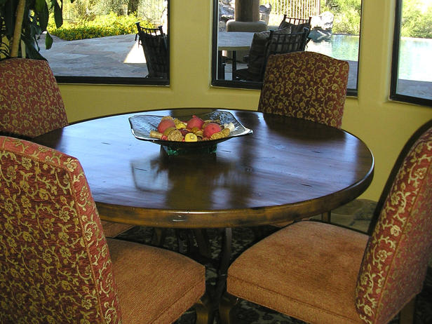 Трапезария с кръгла масивна маса и столове с текстилно покритие