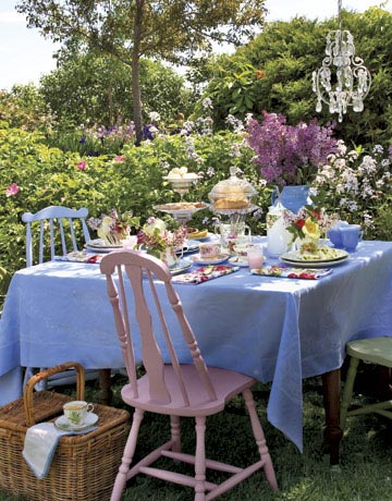 Пролетна украса за маса в градината
