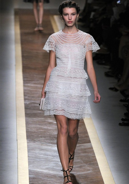 Нежна дантелена рокля на волани Valentino пролет 2012