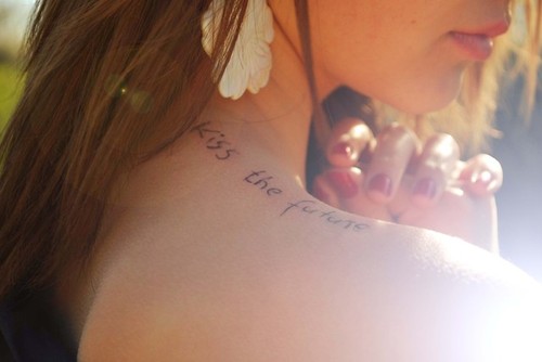 Нежна татуировка надпис на рамото kiss the future