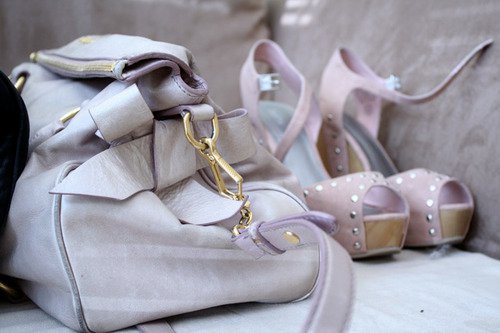Бледо розови сандали с дървена платформа и капси и сива чанта