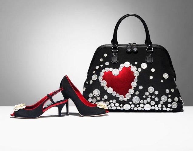 Голяма трапецовидна черна чанта със сърце и обувки 