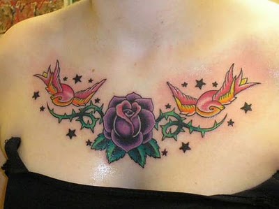 Цветна татуировка лилава роза и две птици