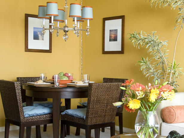 Интериор за трапезария с жълти стени и плетени столове