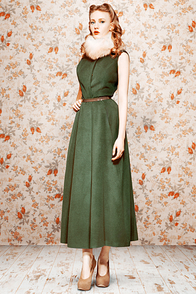 Дълга рокля в маслено зелено без ръкави с тънък колан Ulyana Sergeenko есен-зима 2011