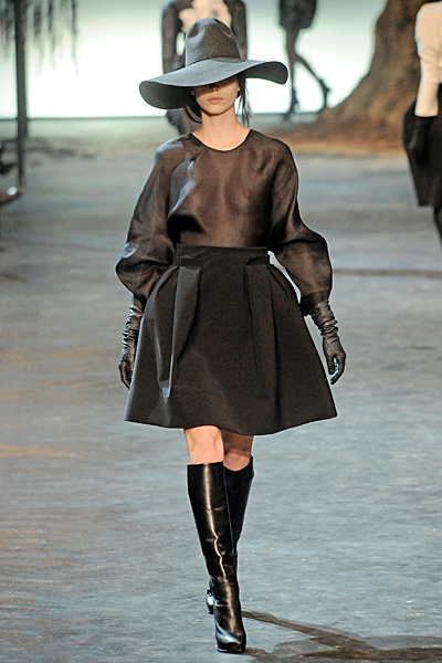 Разкроена черна пола и свободна риза Lanvin Есен-Зима 2011