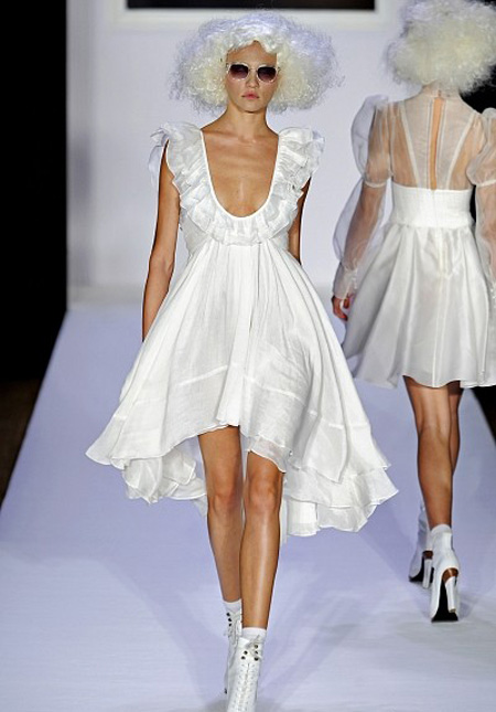 Бяла фънки рокля с дълбоко обло деколте Bebe пролет 2012
